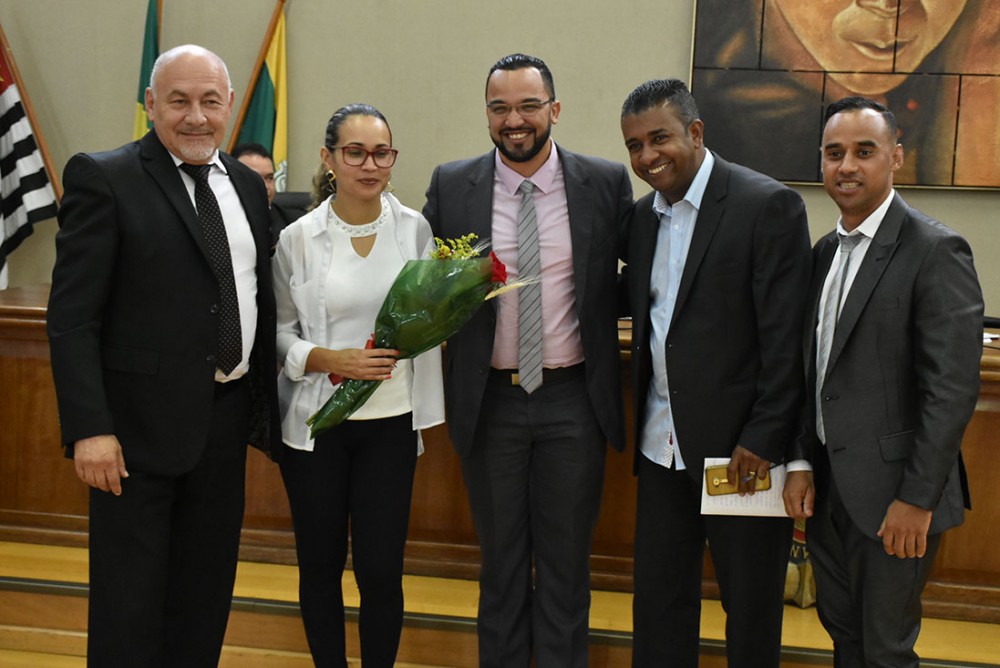 Ao final da sess?o os vereadores ?ndio Silva, Bobilel Castilho, Carlinhos do Embu e o presidente da Casa, Hugo Prado, presentearam com rosas a vereadora Ros?ngela Santos em homenagem ? todas mulheres do munic?pio pelo Dia Internacional da Mulher. A v